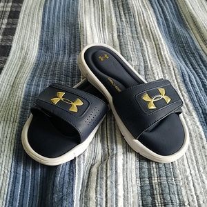 Under Armour ignite V boys slides